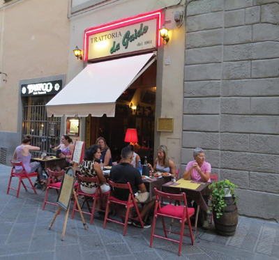 foto dei tavolini esterni della Trattoria da Guido