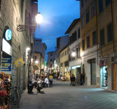 foto notturna di via Faenza a Firenze
